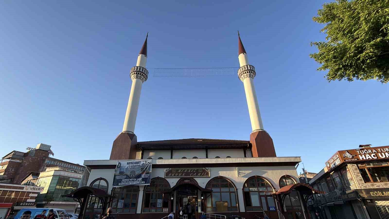 D&uuml;zce&rsquo;de camiler doldu taştı