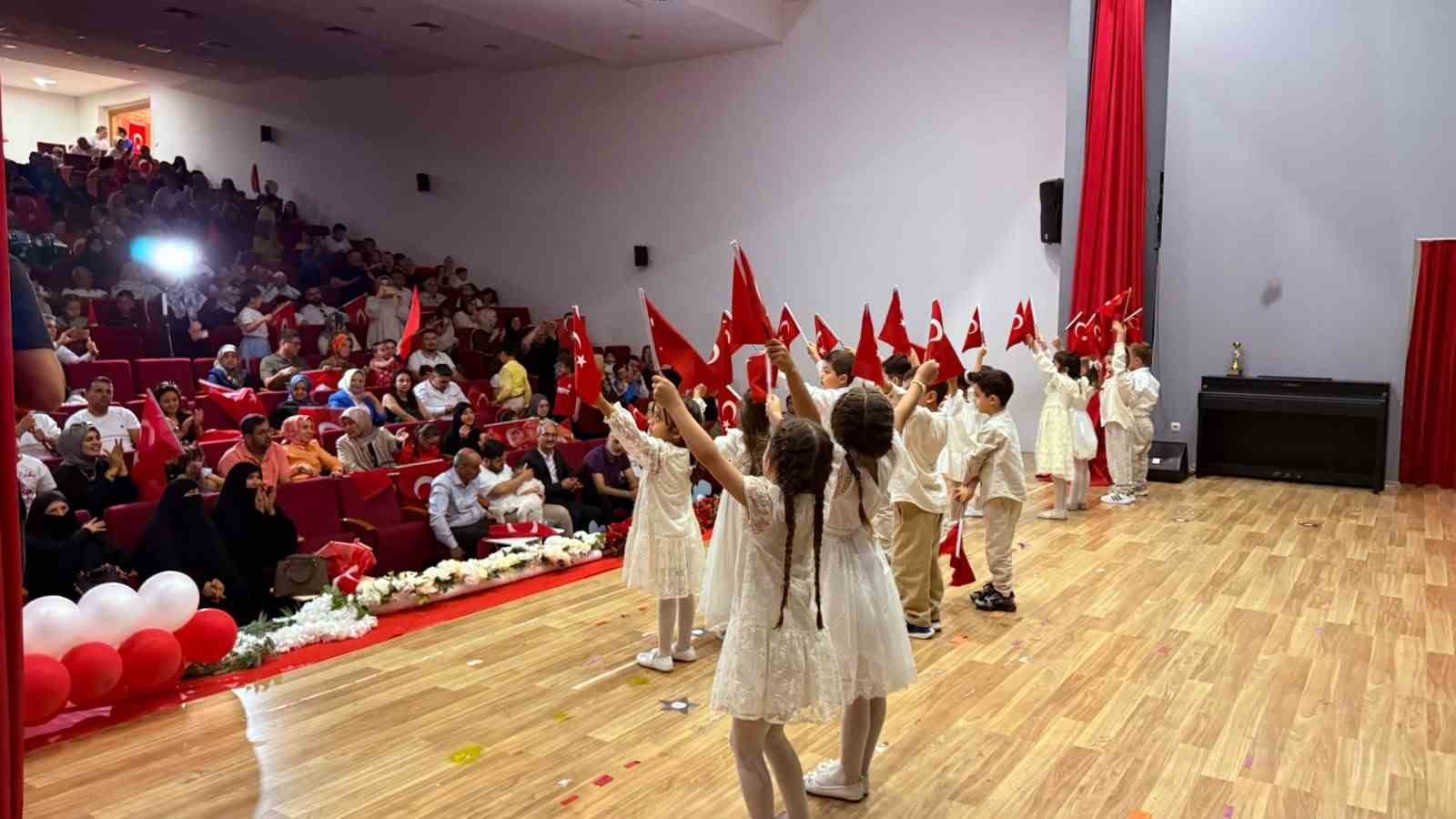 Osmaniye&rsquo;de 72 &ouml;ğrenci mezuniyet ve hatim sevincini konvoyla kutladı