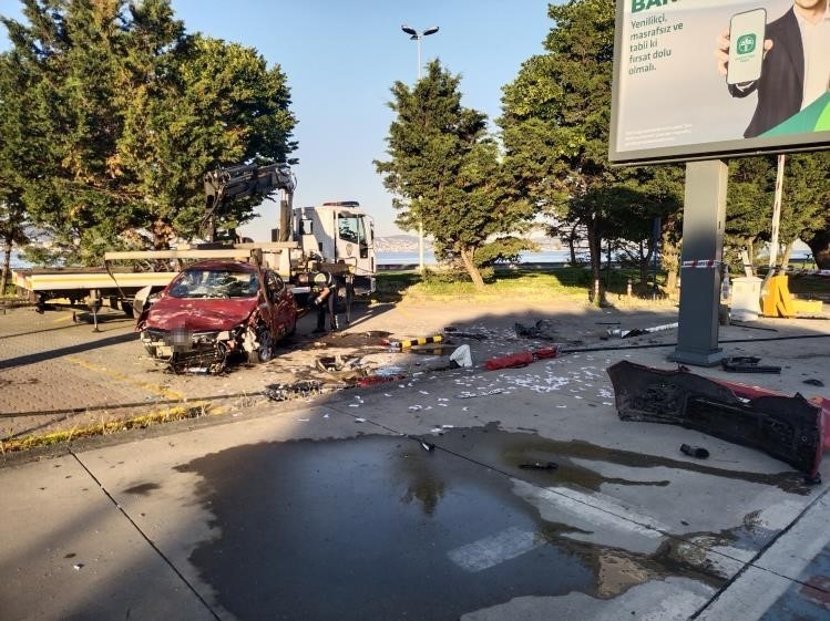Kartal&rsquo;da kontrolden &ccedil;ıkan ara&ccedil; takla attı: 1 yaralı