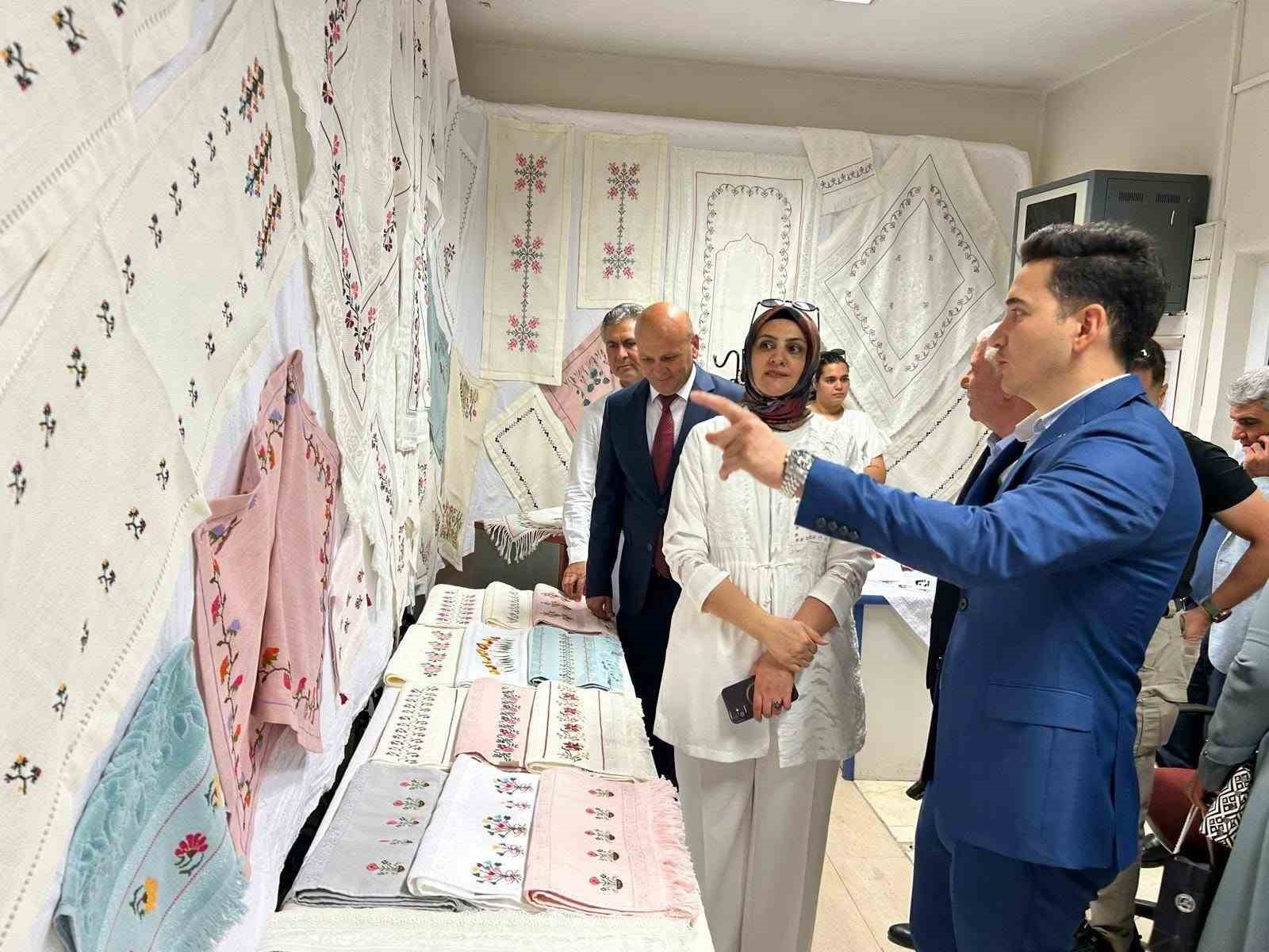 &Ccedil;ermik&rsquo;te kadınların el emeği sergisi a&ccedil;ıldı