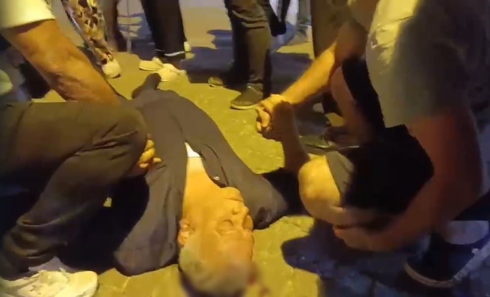 &Ccedil;ıkan kavgada başından yaralandı, kanlar i&ccedil;inde yerde kaldı
