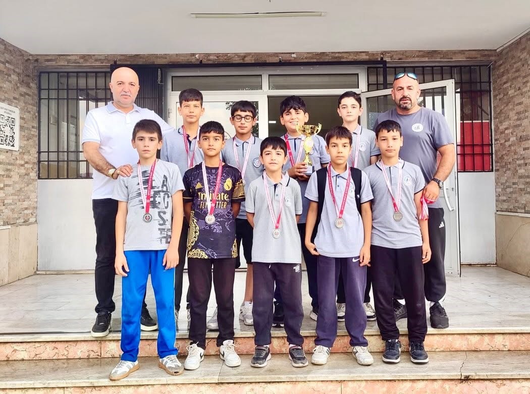 Şehit Rıfat Tun&ccedil;bilek Ortaokulu&rsquo;ndan futsalda &ouml;nemli dereceler