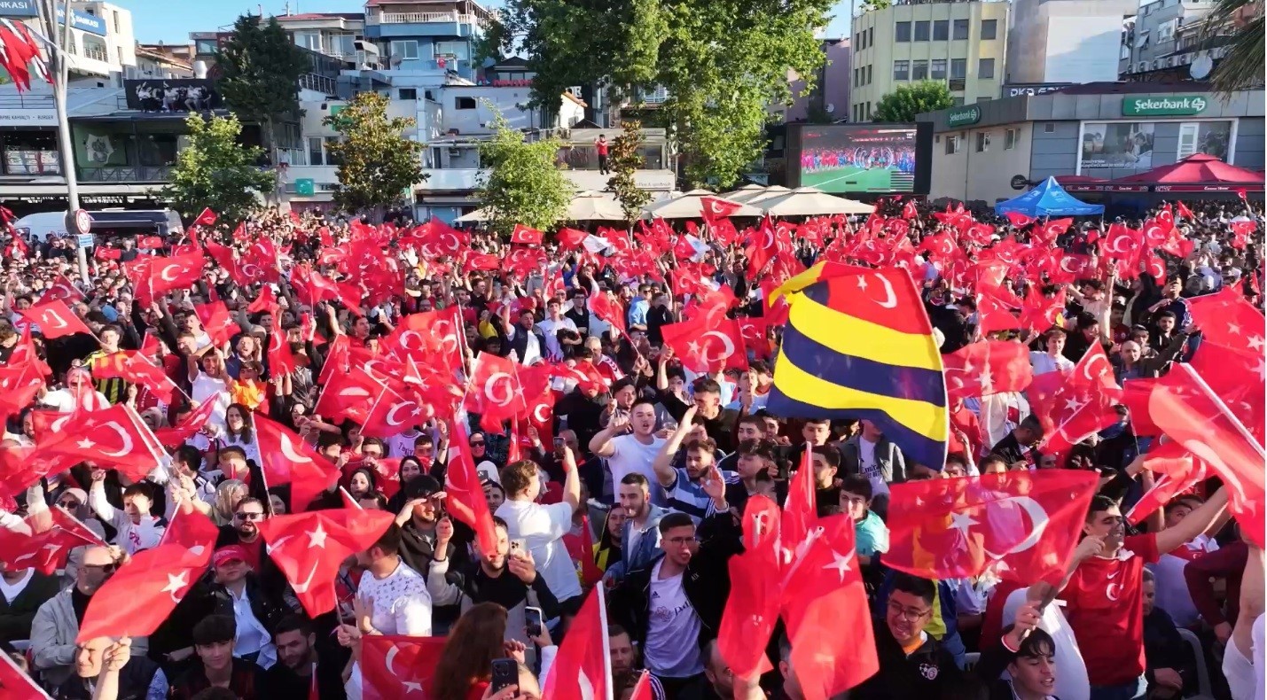 Milli ma&ccedil; heyecanı Pendik Sahili&rsquo;nde doyasıya yaşandı