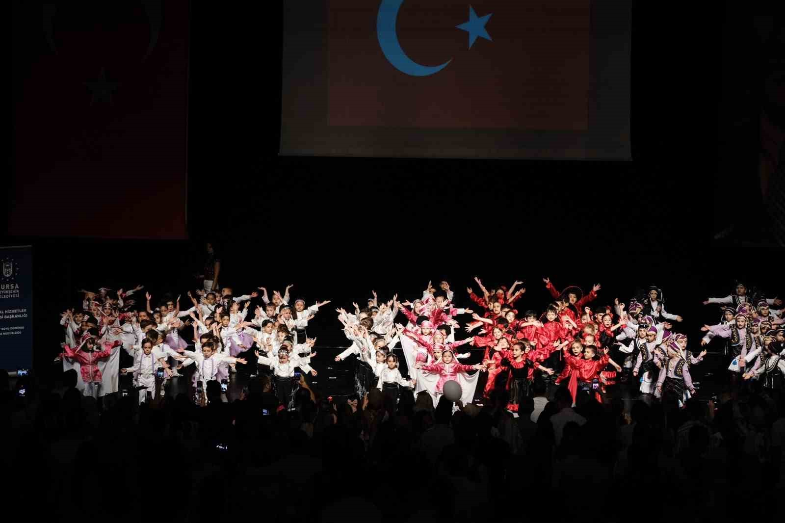 Minikler yıl sonu g&ouml;sterisinde h&uuml;nerlerini sergiledi