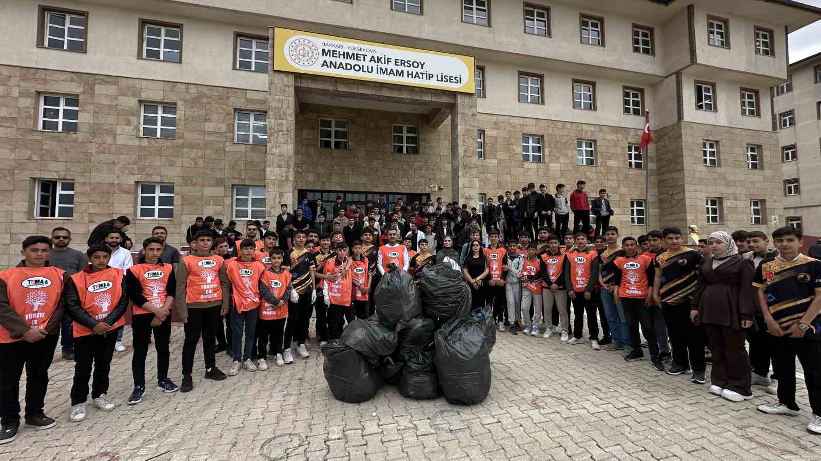 Y&uuml;ksekova&rsquo;da 400 kişi bir araya gelerek &ccedil;evre temizliği yaptı
