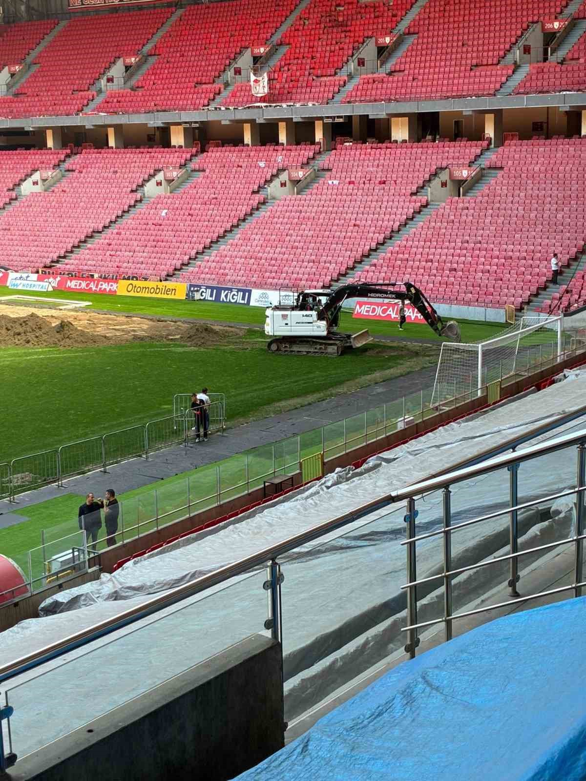 Samsunspor’un stadının zeminine ısıtma ve soğutma tesisatı döşeniyor