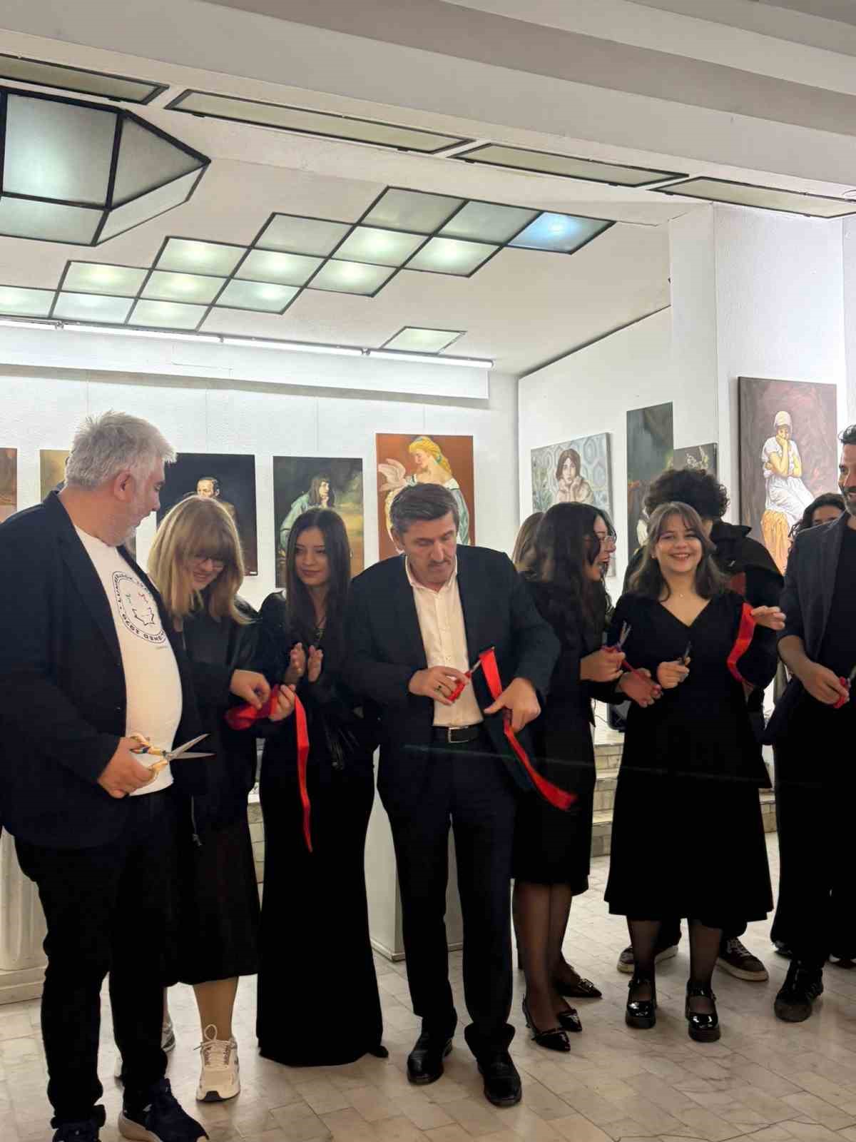 Gen&ccedil; sanat&ccedil;ılar eserlerini karekodla dijitale taşıdı