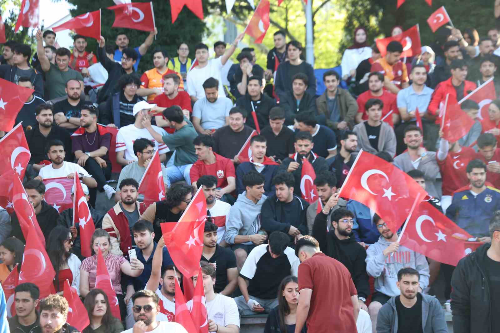 Elazığ&rsquo;da zaman durdu: A Milli ma&ccedil; i&ccedil;in dev ekran kuruldu