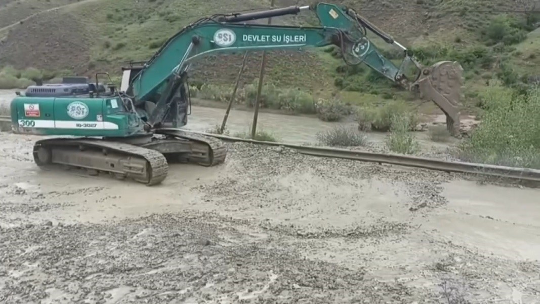 Selin kapattığı Erzincan-Kemah yolu yeniden ulaşıma a&ccedil;ıldı