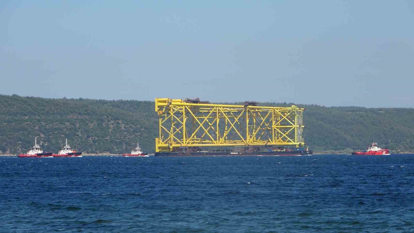 Dev sondaj platformu iskelesi &Ccedil;anakkale Boğazı&rsquo;ndan ge&ccedil;iyor