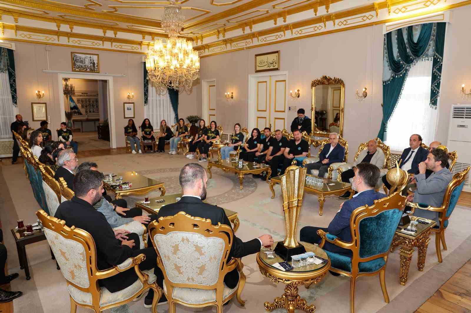 Şampiyon hentbolculardan Başkan Vekili Biba&rsquo;ya ziyaret