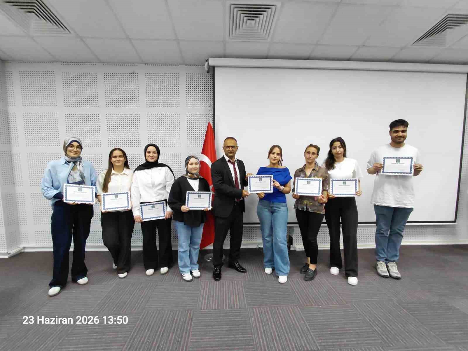 G&ouml;rme engelli &ouml;ğrencilerin &uuml;niversite yolculuğuna b&uuml;y&uuml;k destek