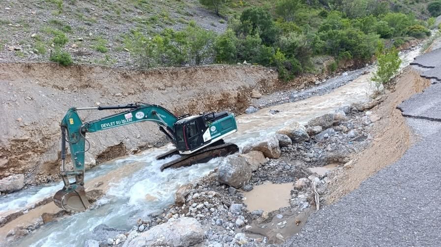 Başbağlar Grup K&ouml;y Yolunda onarım &ccedil;alışmaları s&uuml;r&uuml;yor