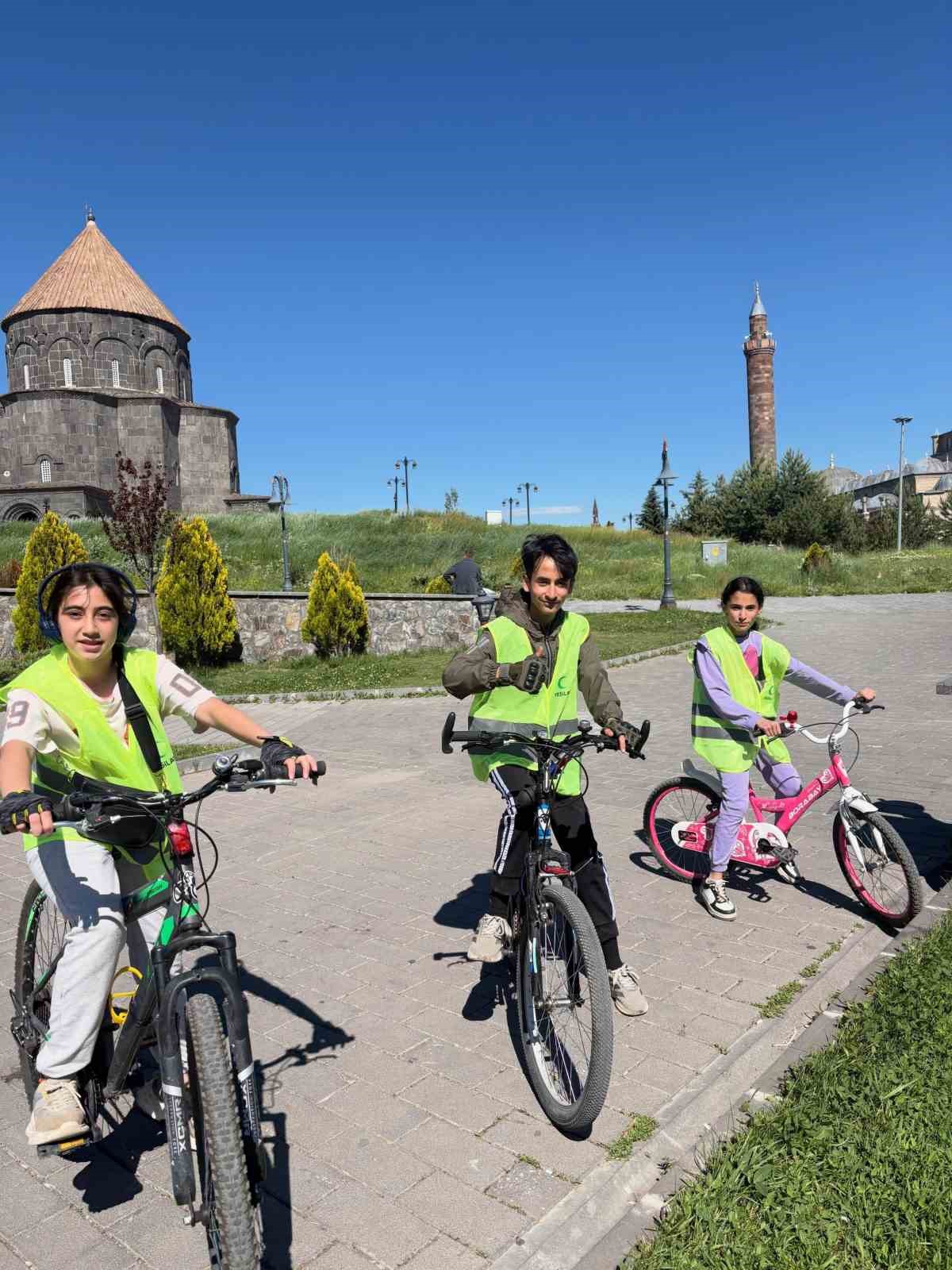 Yeşilay Kars Şubesi&rsquo;nden 13. Geleneksel Bisiklet Turu: Sağlıklı yaşam i&ccedil;in pedallar &ccedil;evrildi