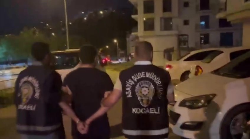 &Ouml;zel harekat destekli operasyonda firarinin evine ko&ccedil;başıyla girildi