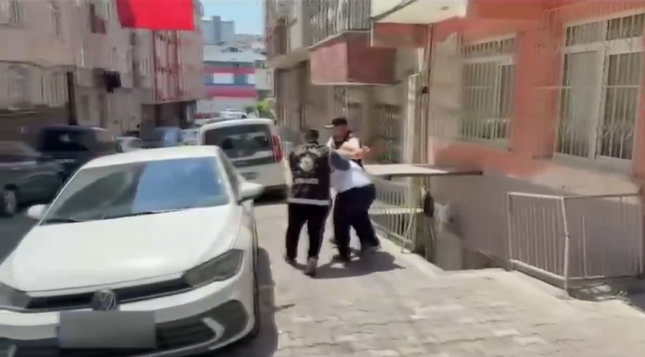 Bakırk&ouml;y&rsquo;de toplam değeri 50 milyon lira olan l&uuml;ks ara&ccedil;ları kundaklayan ş&uuml;pheli kamerada