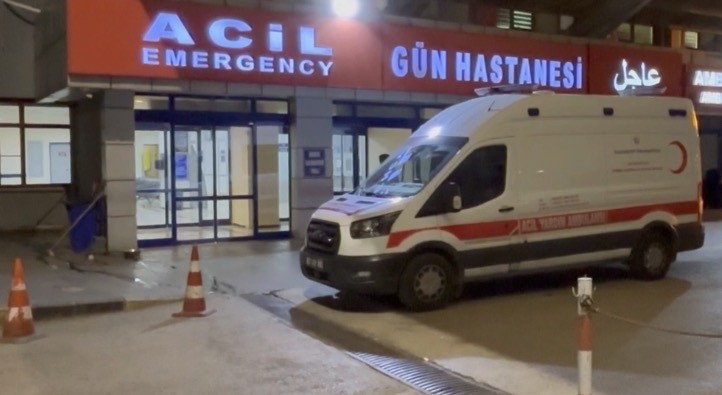 Gaziantep&rsquo;te kavşakta mendil satarken bı&ccedil;aklanan şahıs hayatını kaybetti