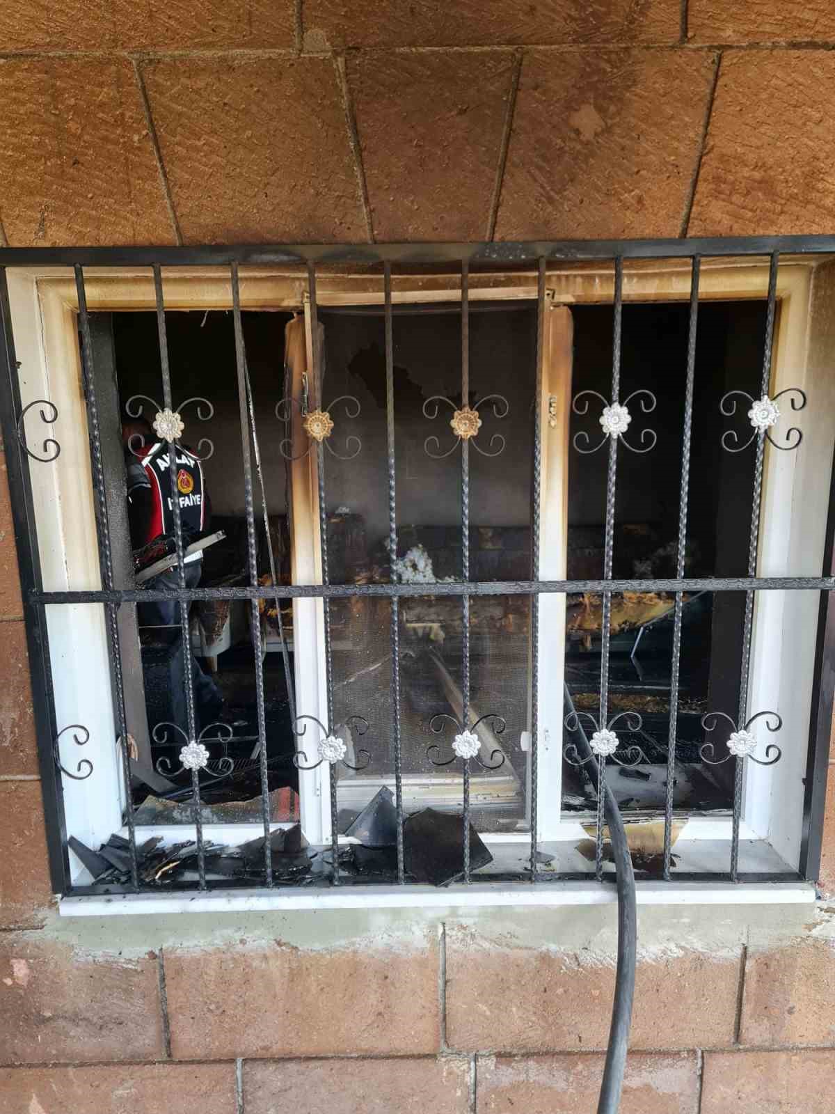 Ahlat&rsquo;ta ev yangını: 1 ağır yaralı