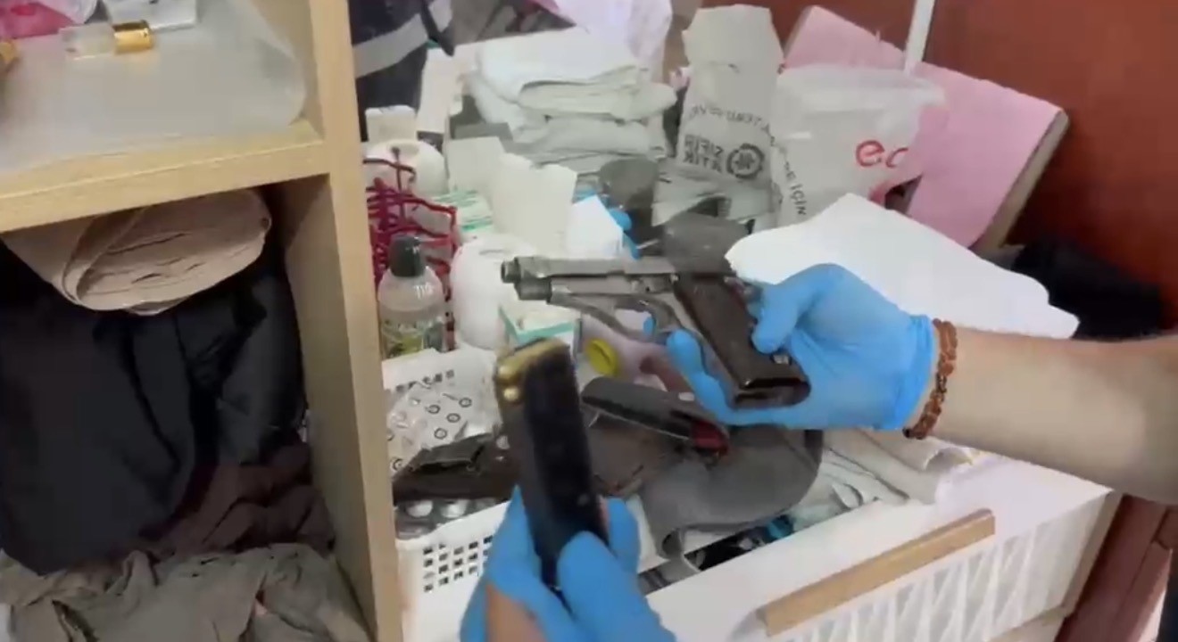 Silah tacirlerine ve d&uuml;ğ&uuml;n magandalarına operasyon: 12 tabanca ele ge&ccedil;irildi