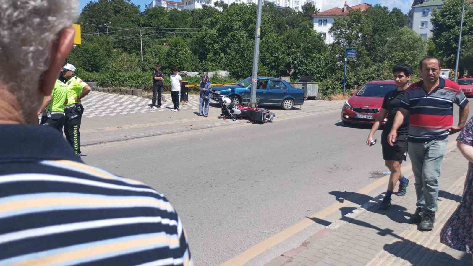 Motosiklet, otomobile &ccedil;arptı: 1 Yaralı