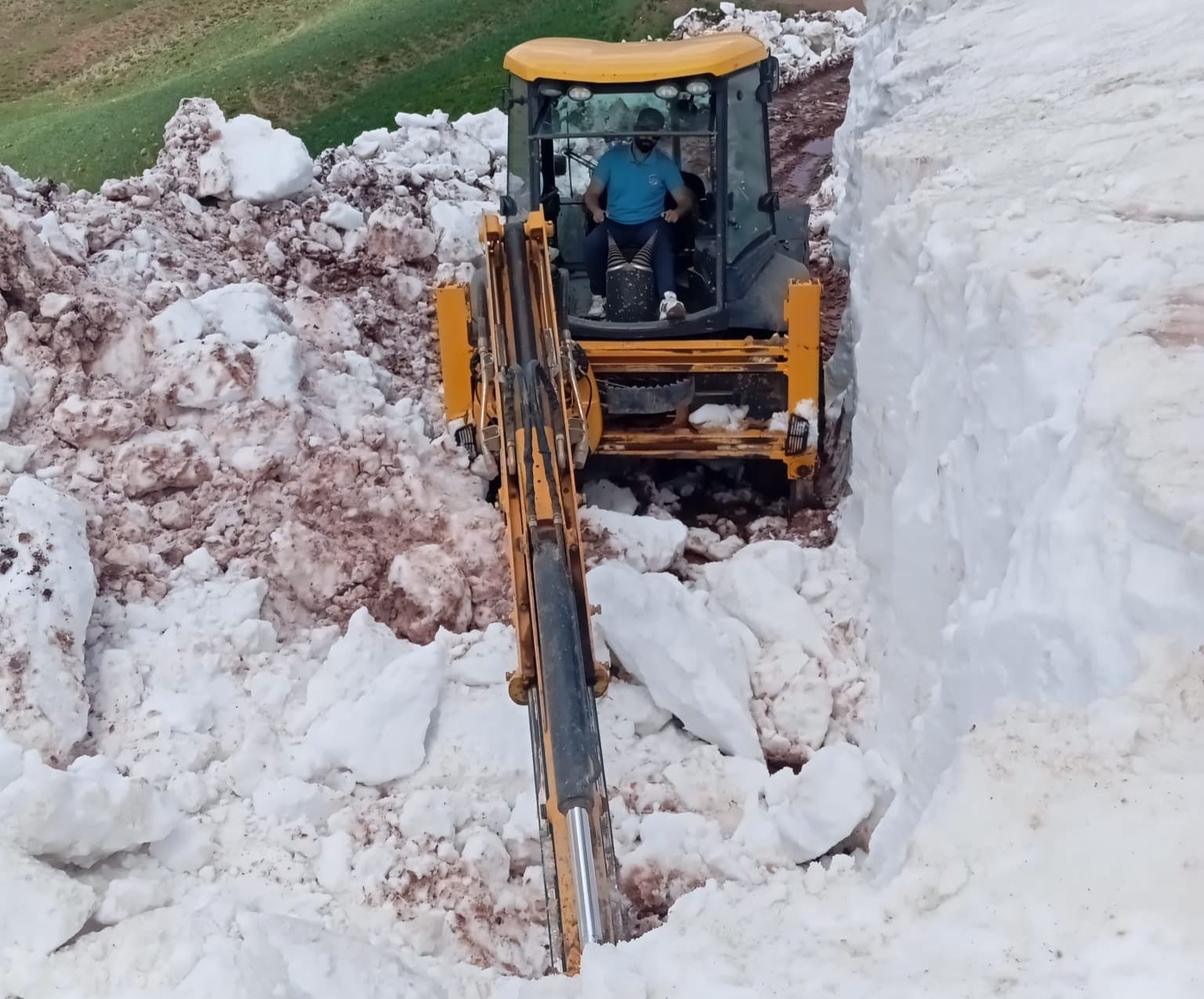 Tunceli&rsquo;de haziran ortasında karla m&uuml;cadele s&uuml;r&uuml;yor