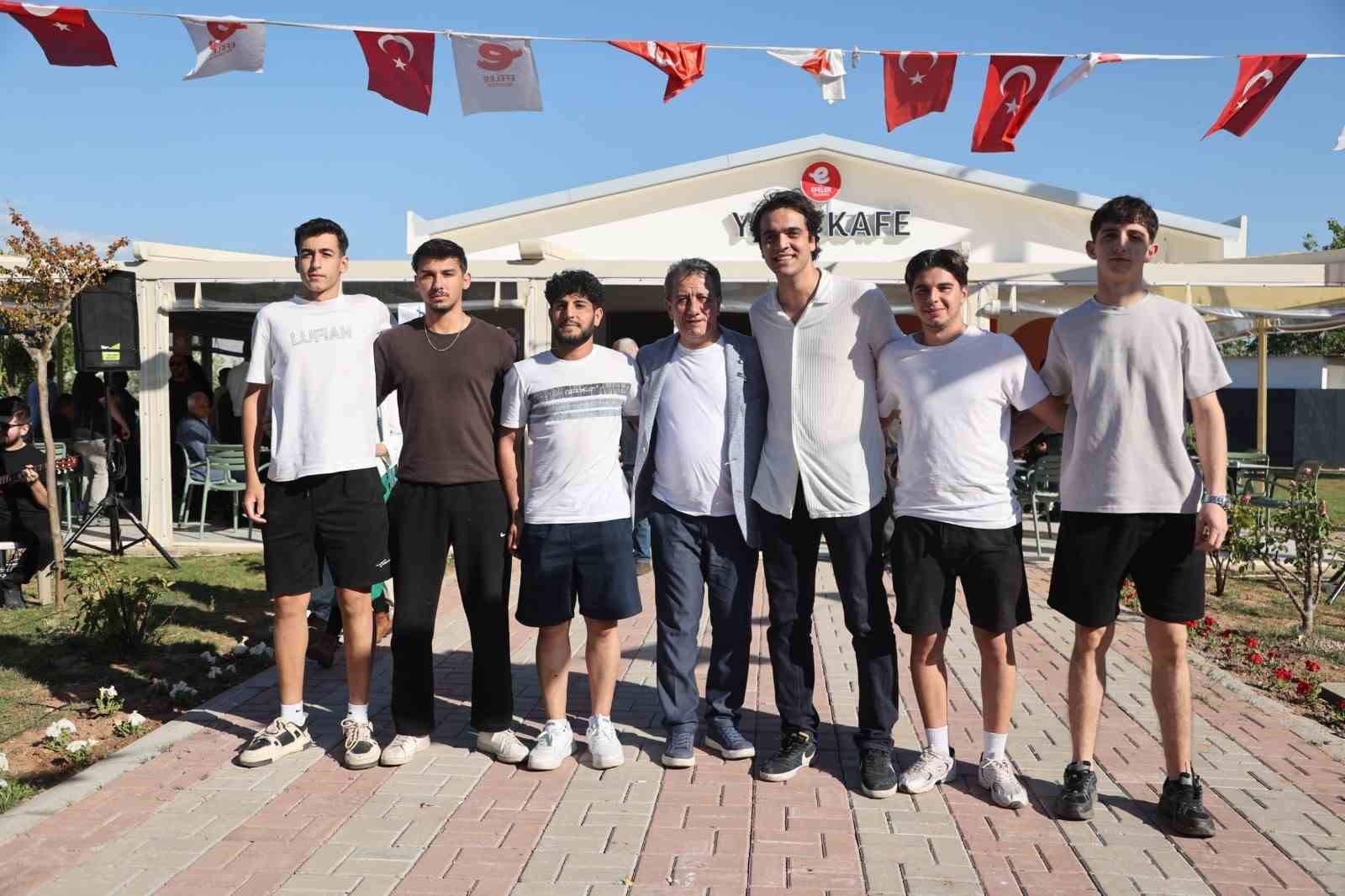 Yurt Kafe ve Işıklı Parkı hizmete a&ccedil;ıldı