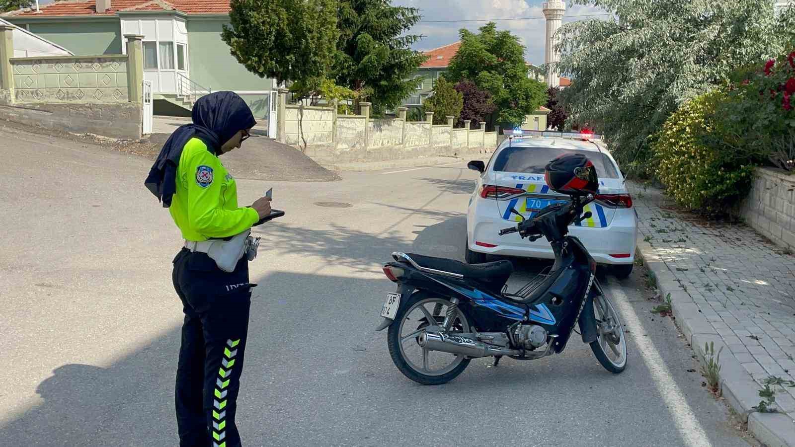 Karaman&rsquo;da motosiklet devrildi: 3 yaralı
