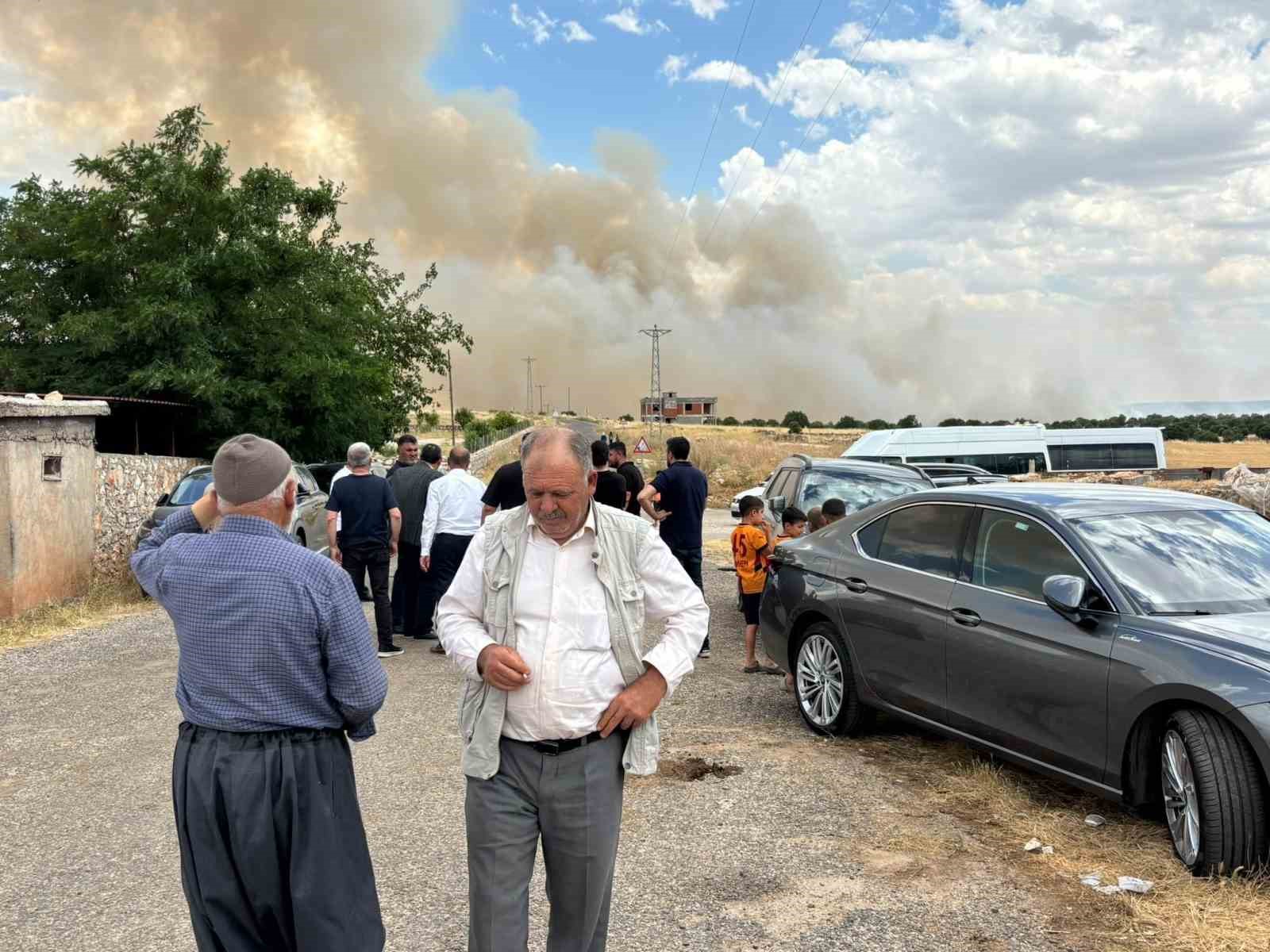 Diyarbakır&rsquo;da ekili arazide yangın: Y&uuml;zlerce d&ouml;n&uuml;m buğday tarlası k&uuml;l oldu