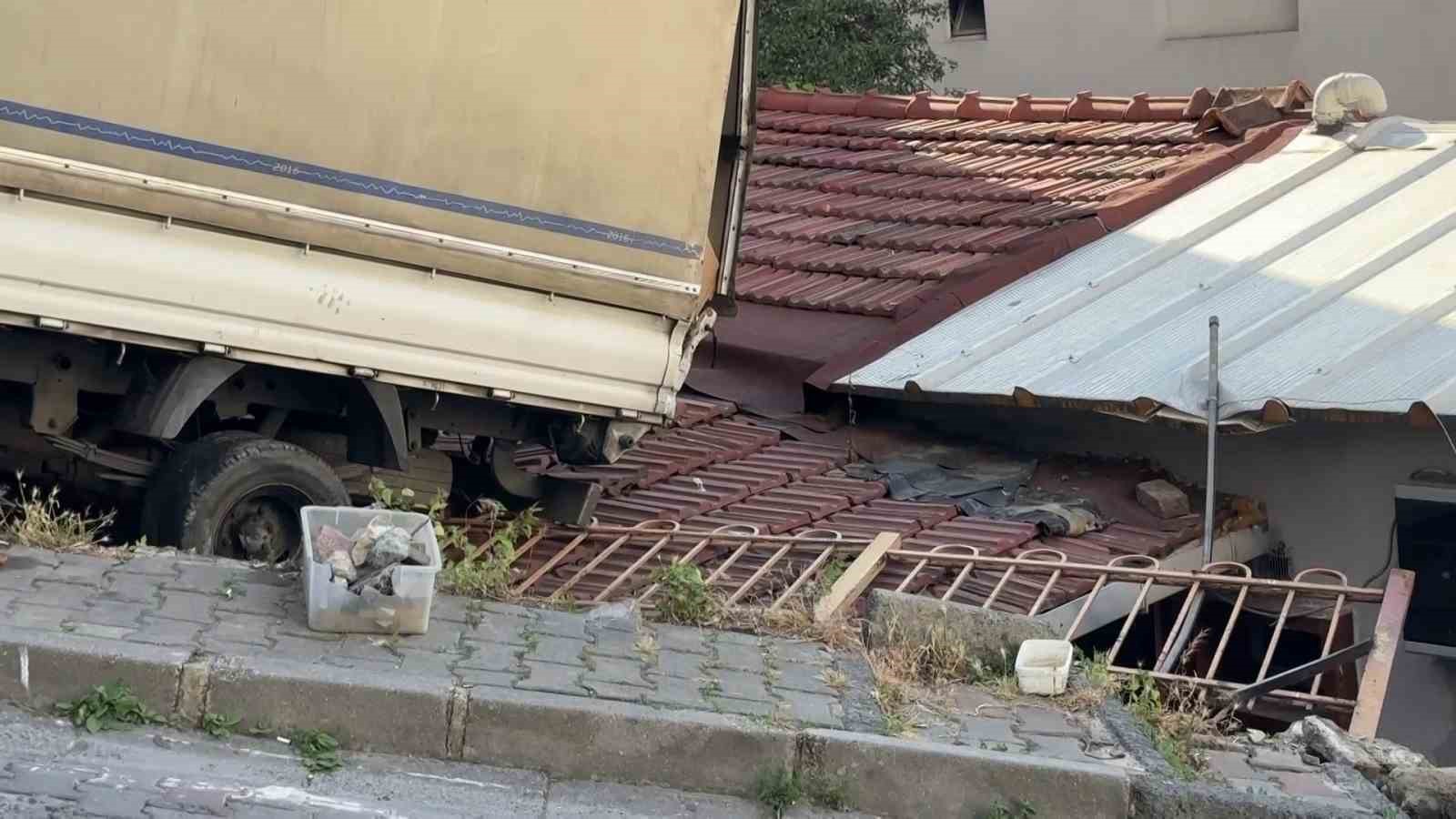 Kağıthane&rsquo;de geri kayan kamyonet evin &ccedil;atısına d&uuml;şt&uuml;