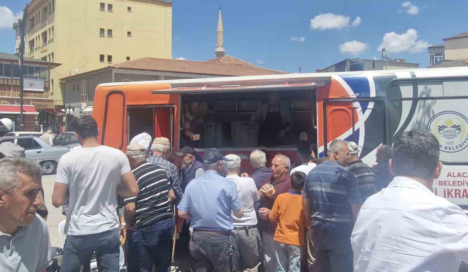 Alaca Belediyesi&rsquo;nden vatandaşlara aşure ikramı