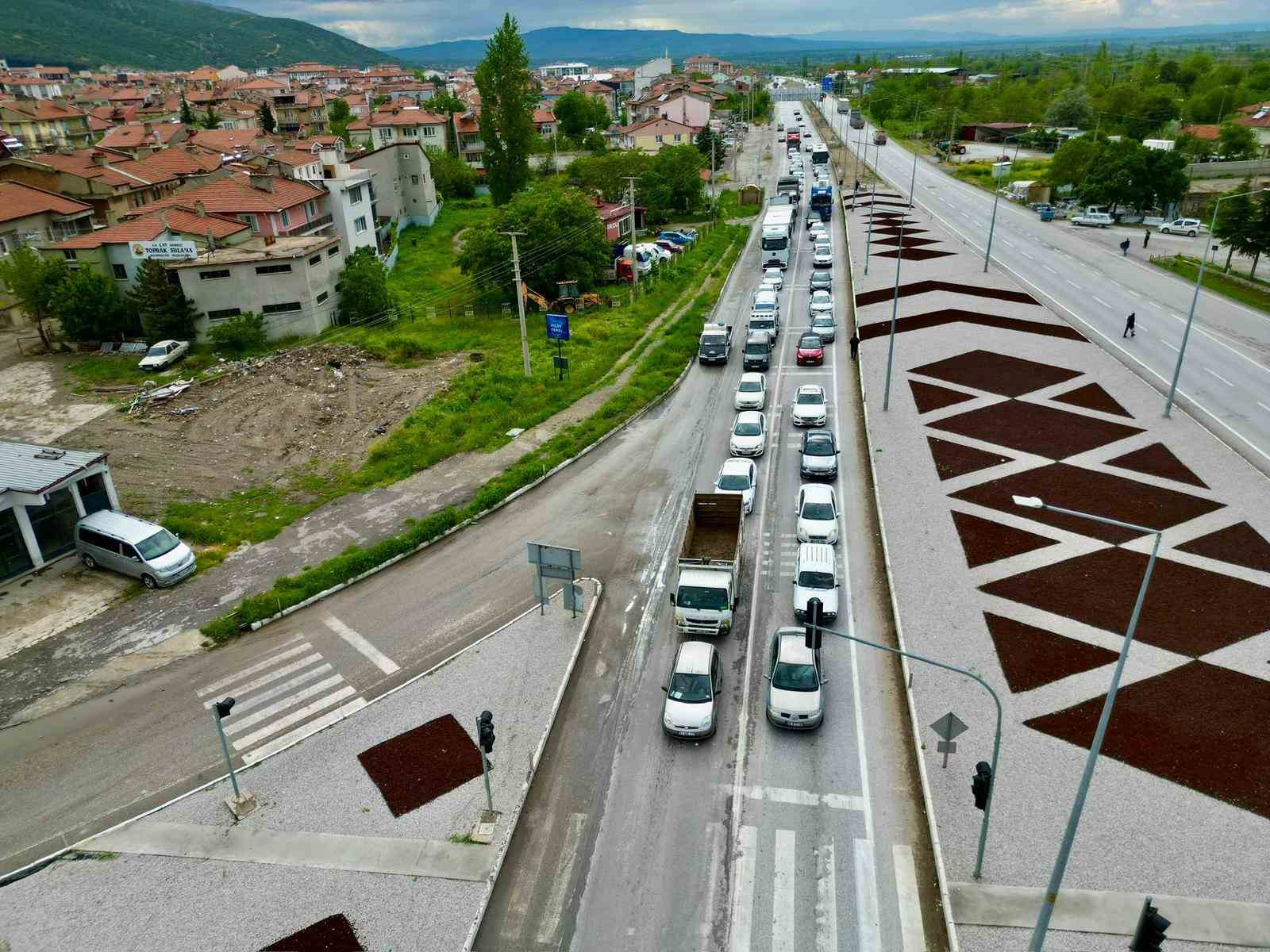 Afyonkarahisar&rsquo;daki karayollarında bayram trafiği yoğunluğu başladı