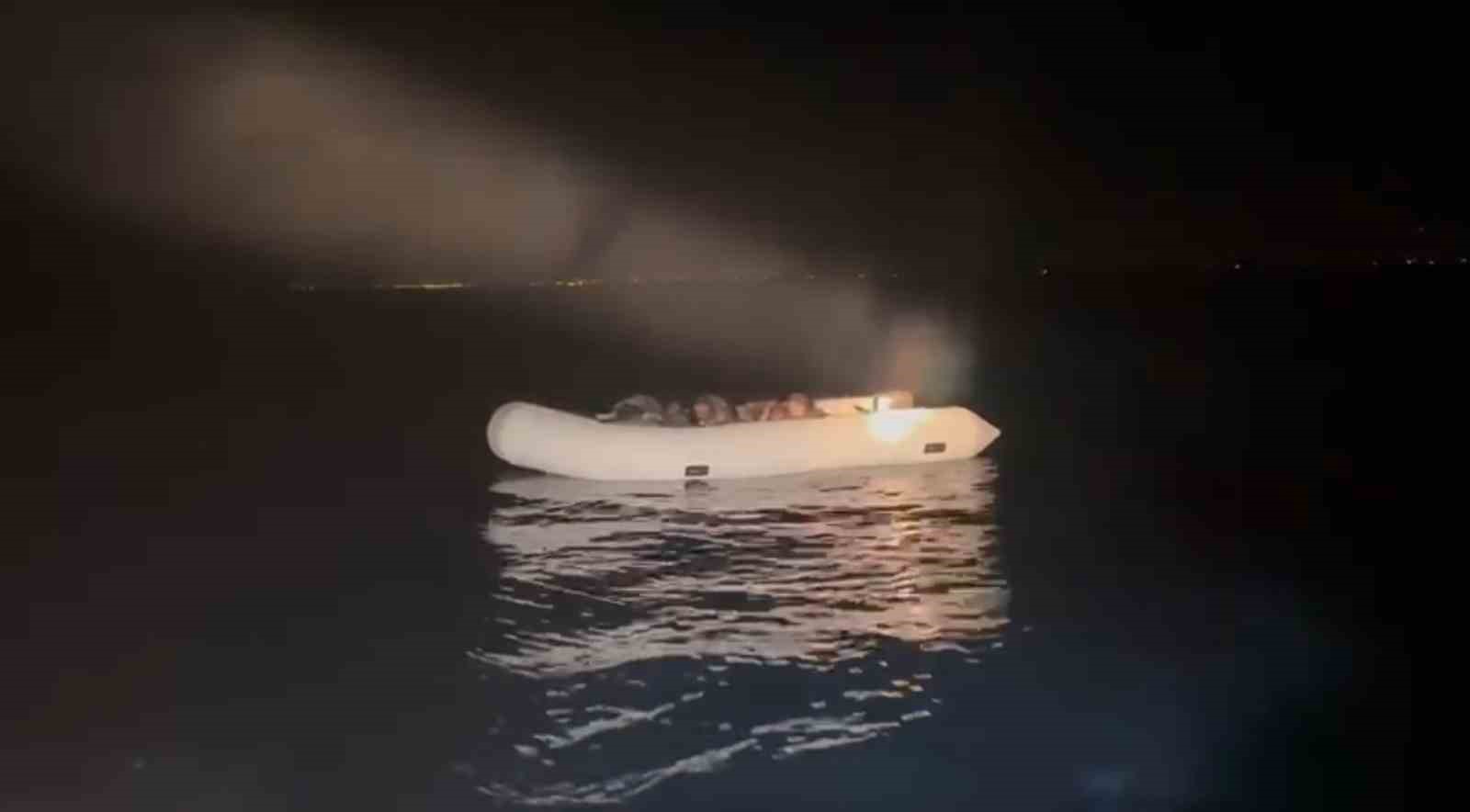 İzmir&rsquo;de Sahil G&uuml;venlik&rsquo;ten iki ayrı operasyon: 3 kişi kurtarıldı, 18 g&ouml;&ccedil;men yakalandı