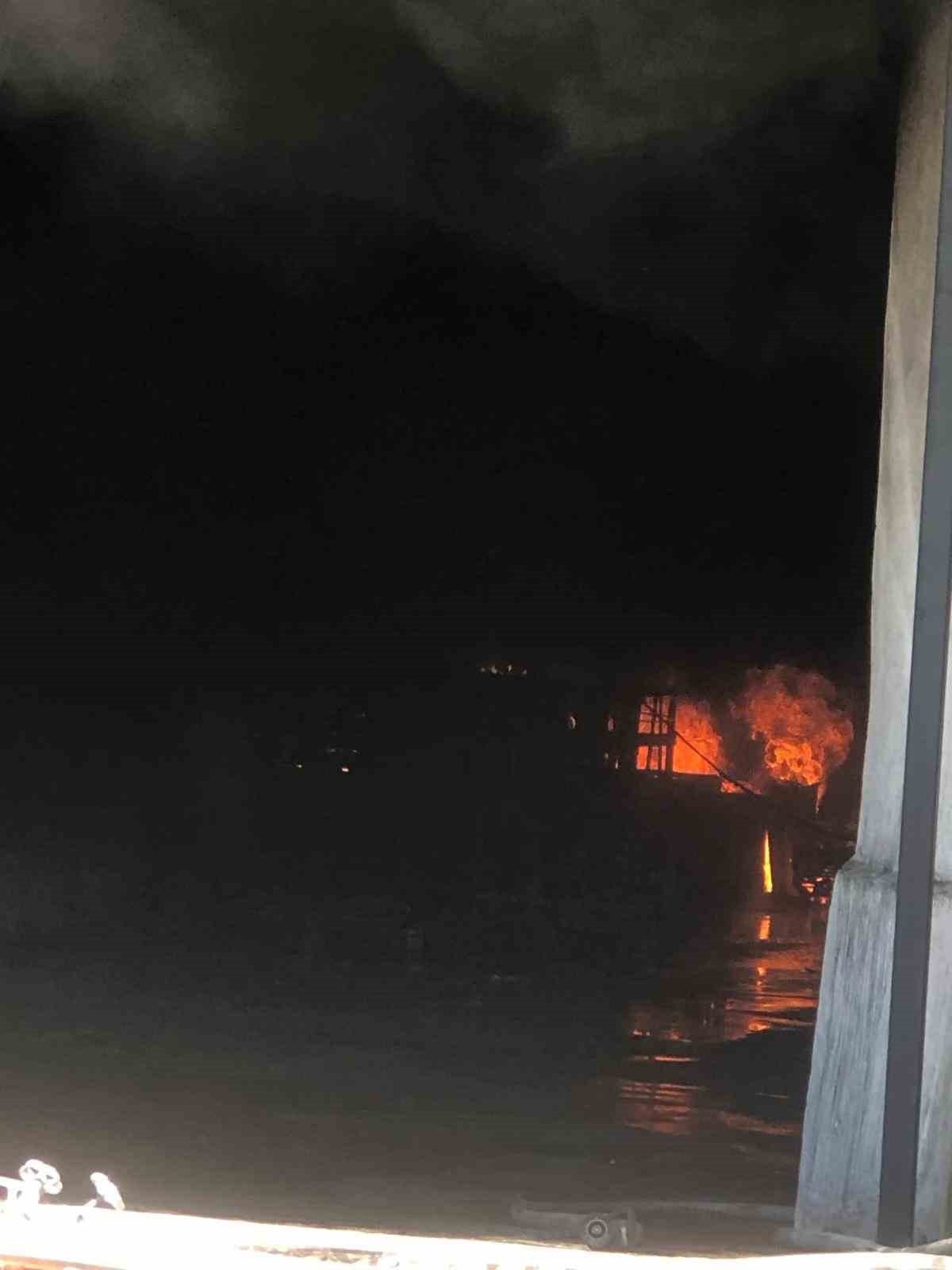 Kau&ccedil;uk deposunda korkutan yangın