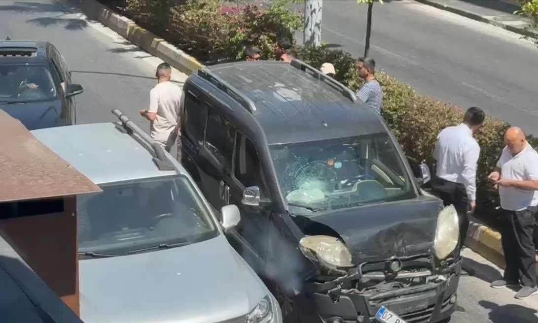 Yayaya yol veren minib&uuml;se arkadan ara&ccedil; &ccedil;arptı, kaza anı kamerada