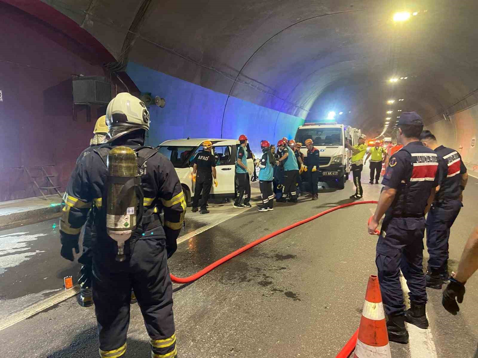 Osmangazi t&uuml;nelinde yangına m&uuml;dahale ve kurtarma operasyonu