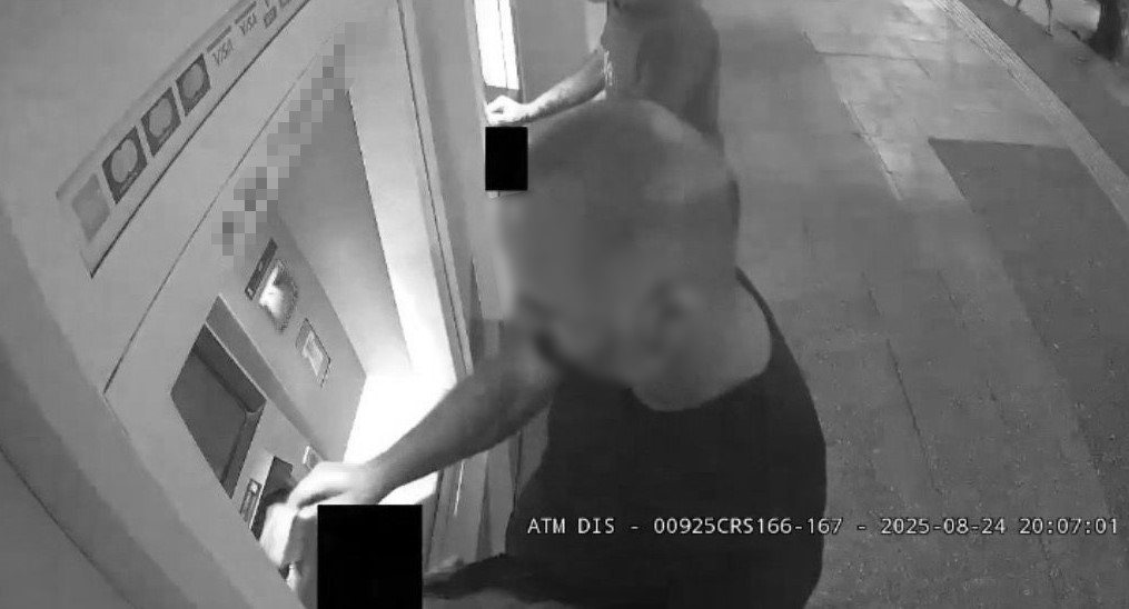 ATM&rsquo;den geri &ccedil;ıkan parayı c&uuml;zdanına alıp kayıplara karıştı