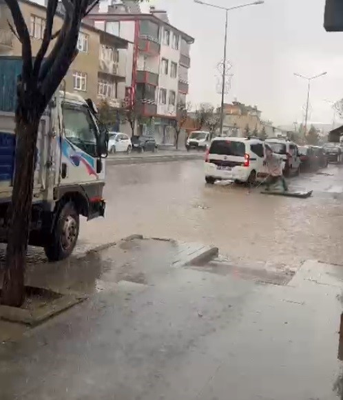 Demir&ouml;z&uuml;&rsquo;nde sağanak yağış hayatı olumsuz etkiledi