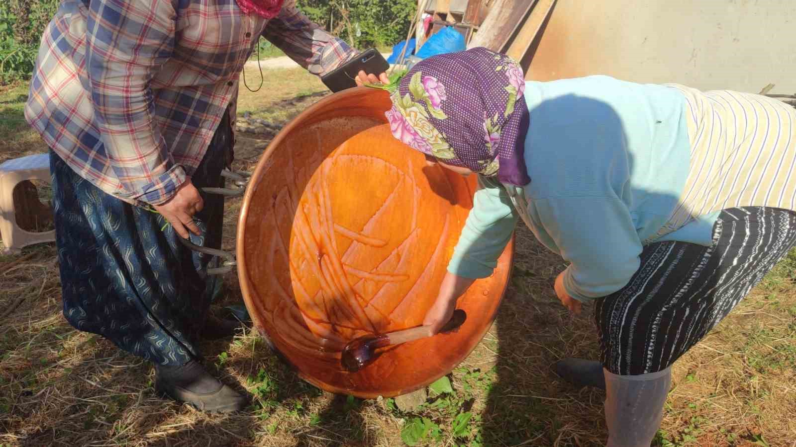 Karadeniz&rsquo;de dut pekmezi mesaisi başladı: Kazanlar şifa i&ccedil;in kaynıyor