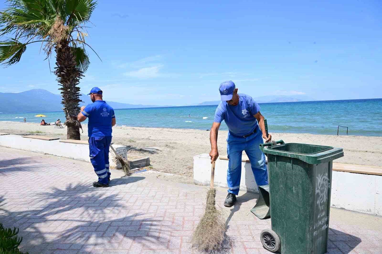 Kuşadası&rsquo;nda sahil ve y&uuml;r&uuml;y&uuml;ş yollarında kapsamlı bakım &ccedil;alışması