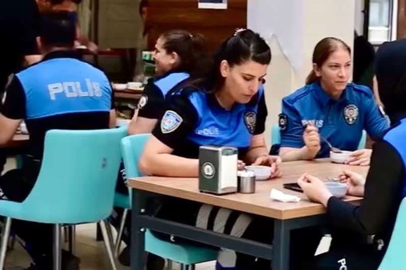 Erol personele aşure dağıttı