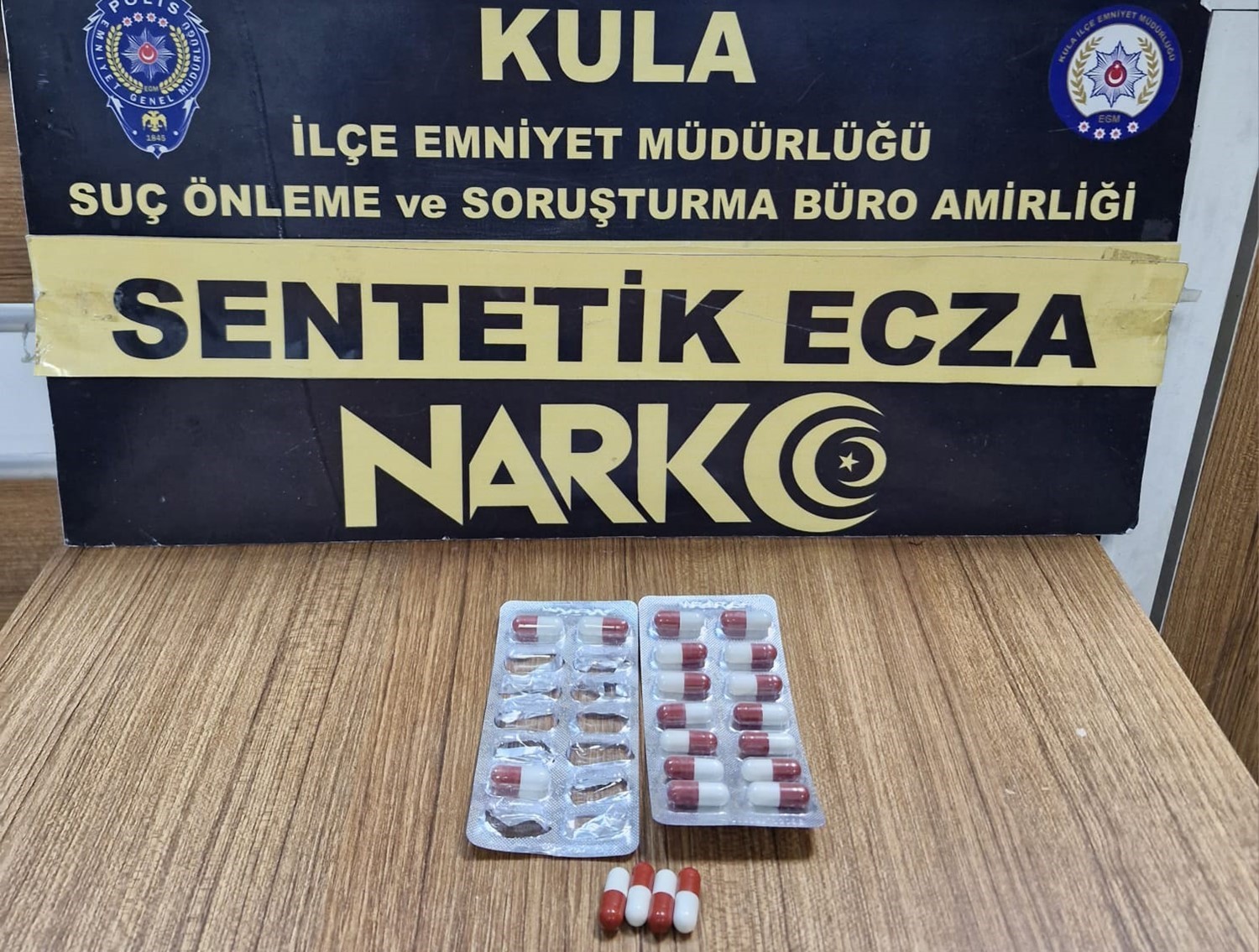 Kula polisinden su&ccedil;a ge&ccedil;it yok: 10 kişiye işlem, 5 tutuklama