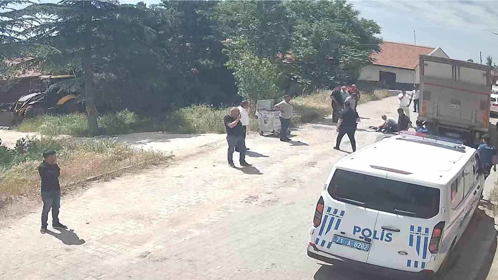 Kamyonun &ccedil;arptığı yaşlı kadın hayatını kaybetti: Feci kaza kamerada