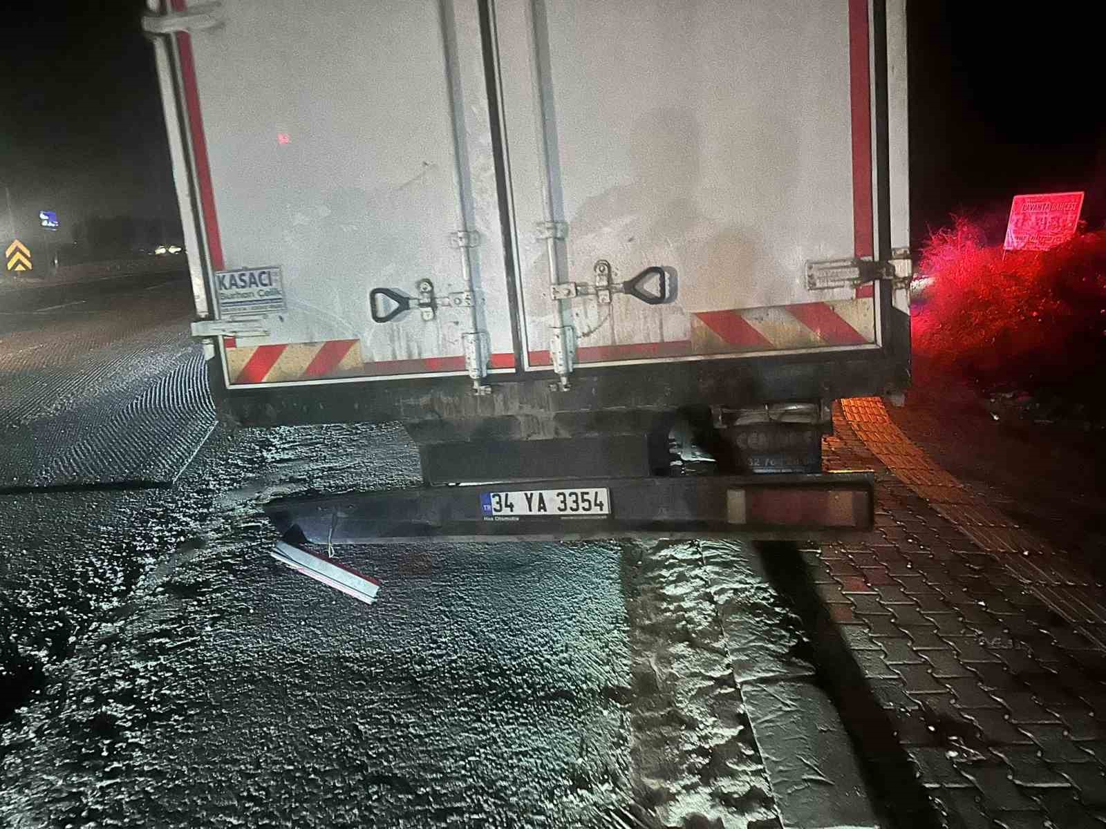 Kamyona arkadan &ccedil;arpan motosiklet s&uuml;r&uuml;c&uuml;s&uuml; hayatını kaybetti
