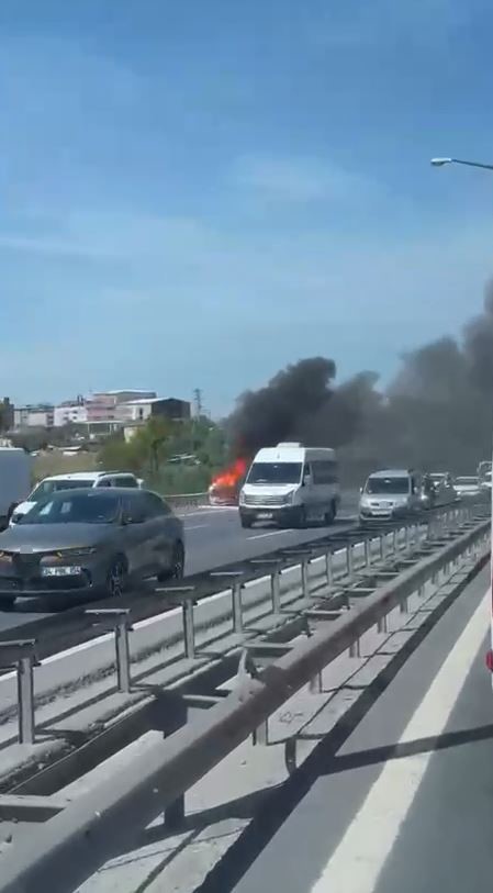 TEM Otoyolu&rsquo;nda seyir halindeki aracın yanma anı kameraya yansıdı