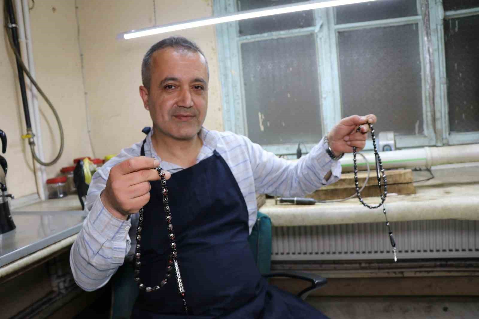 Ustasından T&uuml;rkiye&rsquo;de bir ilk: Balık taneli Oltu taşı tespihi yaptı