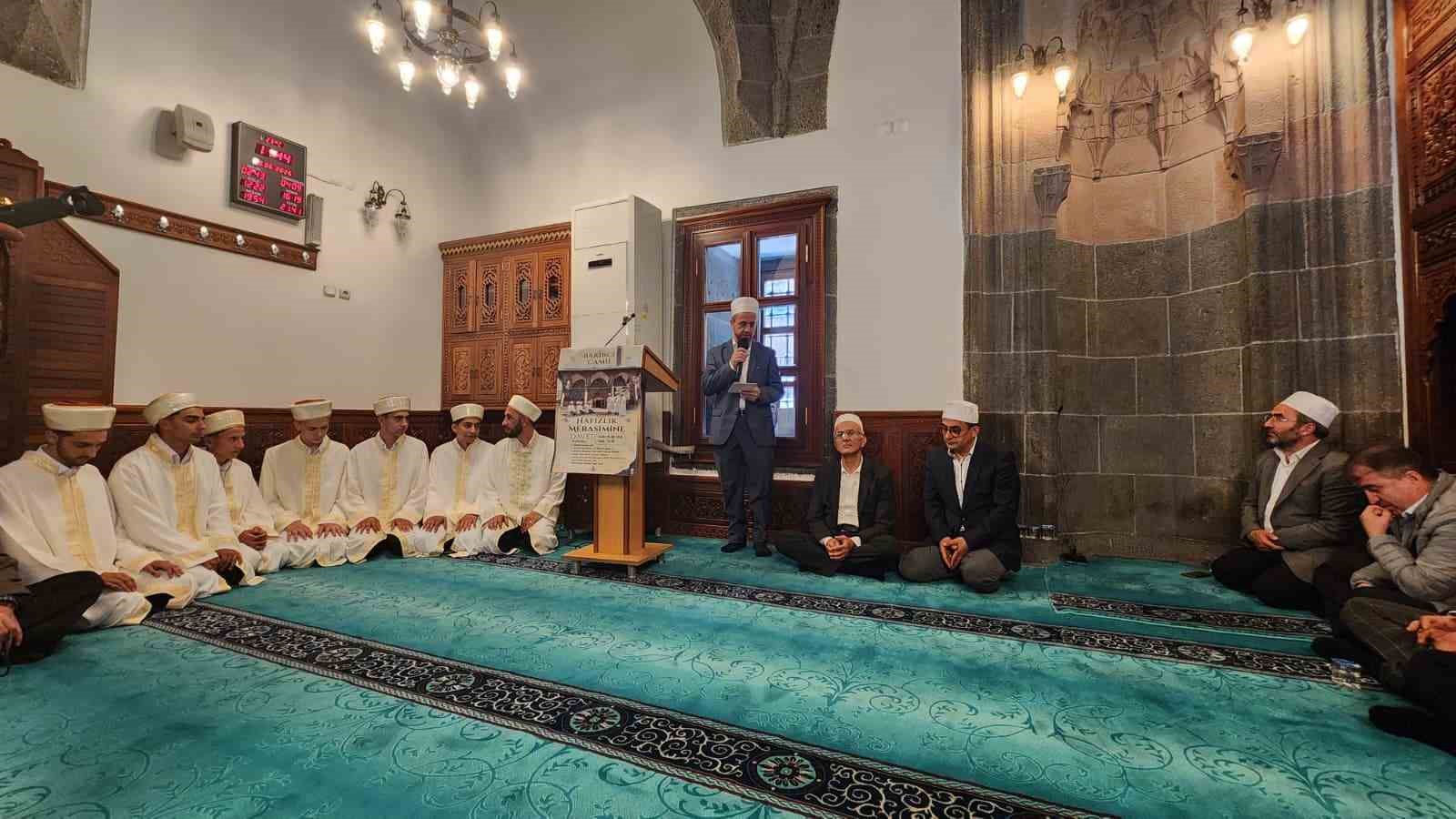 Kur&rsquo;an b&uuml;lb&uuml;lleri hafızlık belgelerini tarihi Bakırcı Camii&rsquo;nde aldı