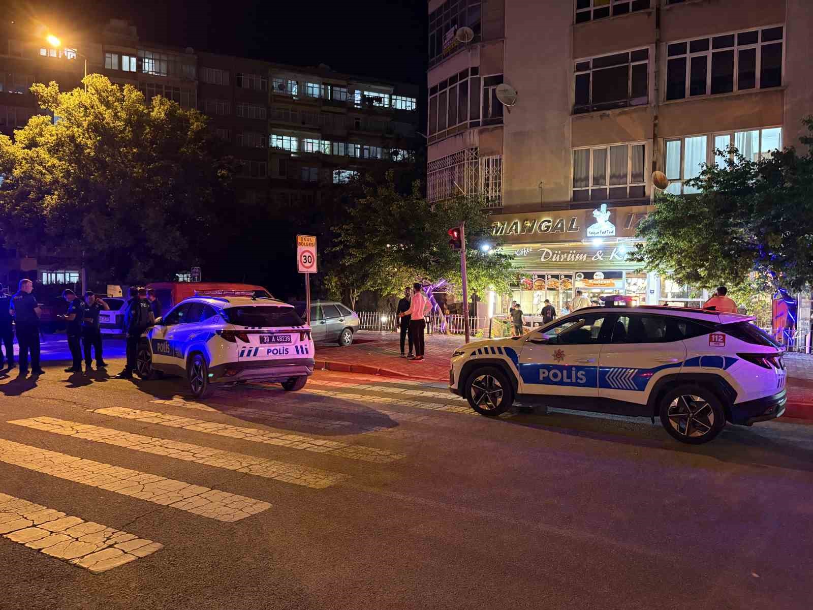 Kayseri&rsquo;de kebap salonunda d&ouml;ner bı&ccedil;aklı kavga: 2 yaralı