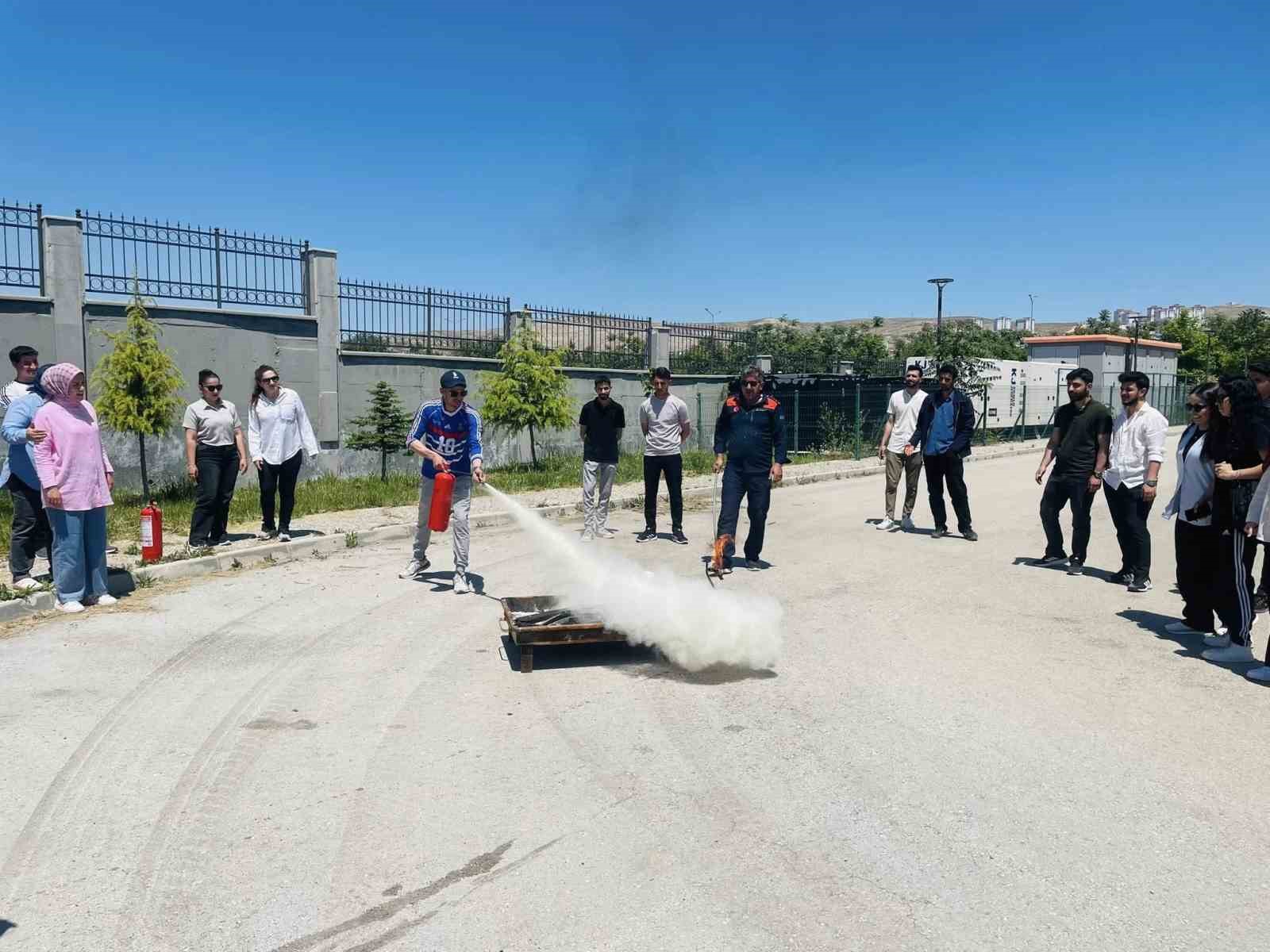 Elazığ&rsquo;da &ouml;ğrencilere &ccedil;adır kurma ve yangın eğitimi
