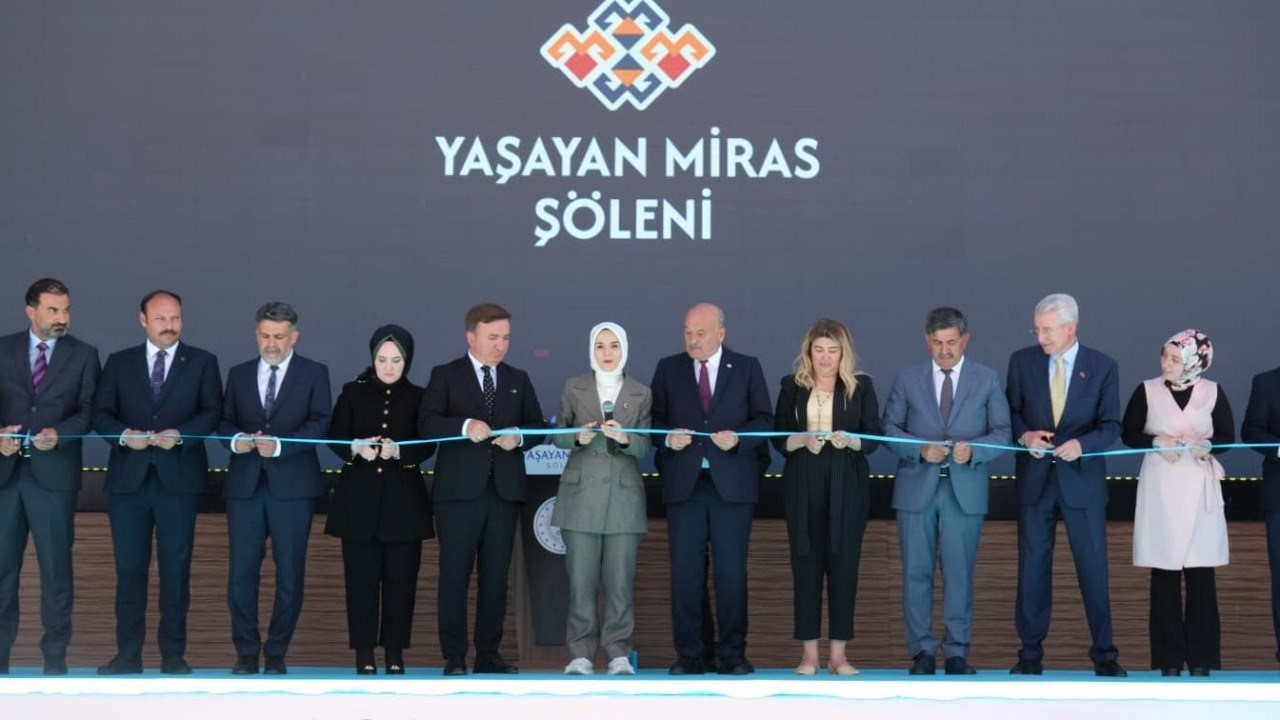 Bakan G&ouml;ktaş, Erzincan&rsquo;da aşure dağıttı, esnafı ziyaret etti