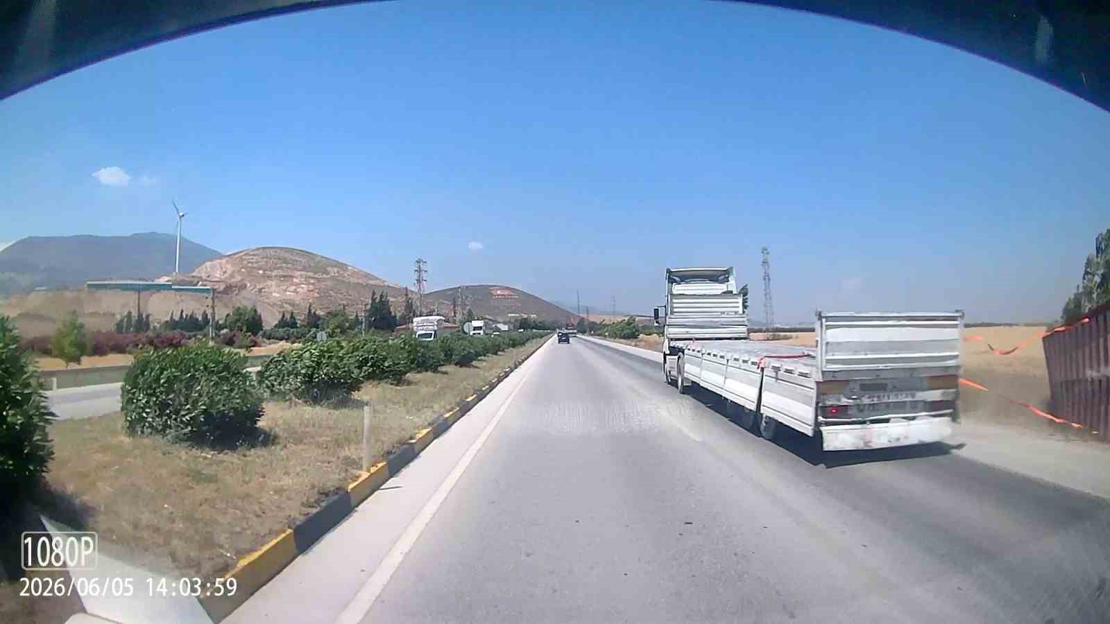 Fırtınanın, tırda taşınan konteyneri u&ccedil;urduğu anlar kamerada